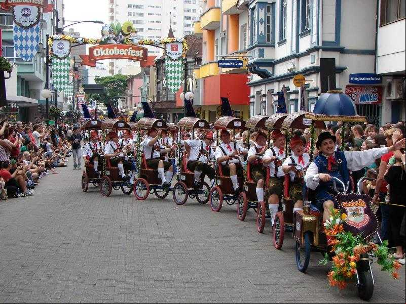 Desfile da Oktoberfest de Blumenau na rua XV de Novembro, um dos pontos de encontro da maior festa alem