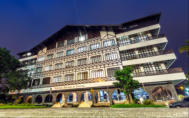 A Prefeitura de Blumenau tem o estilo que simula a t