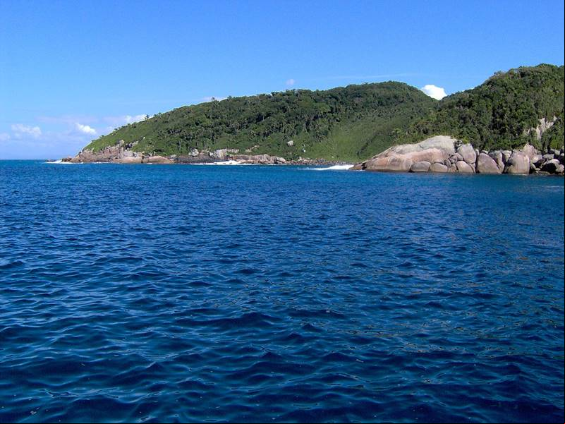 Costa sul da Ilha do Arvoredo - Bombinhas - Litoral Norte Catarinense - Costa Esmeralda - Estado de Santa Catarina - Regi