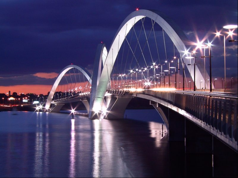 A Ponte Juscelino Kubitschek tem 1.200 metros de comprimento com pistas para ve