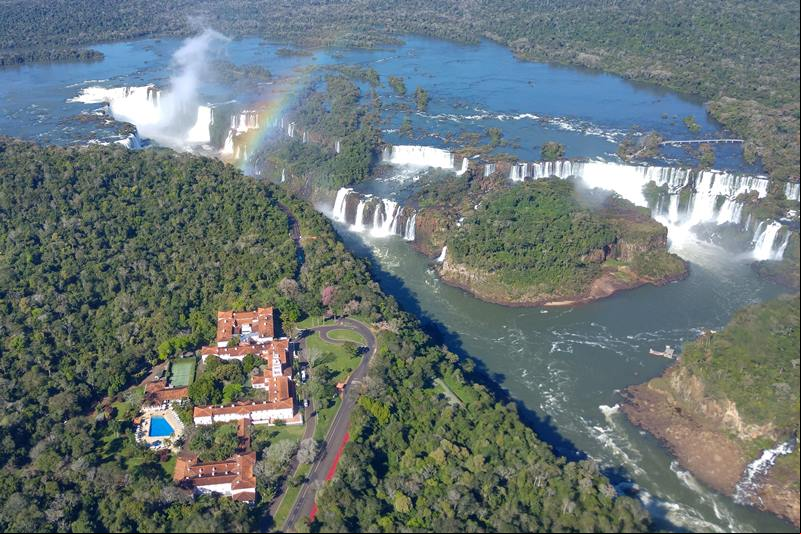 Situado no Parque Nacional do Igua