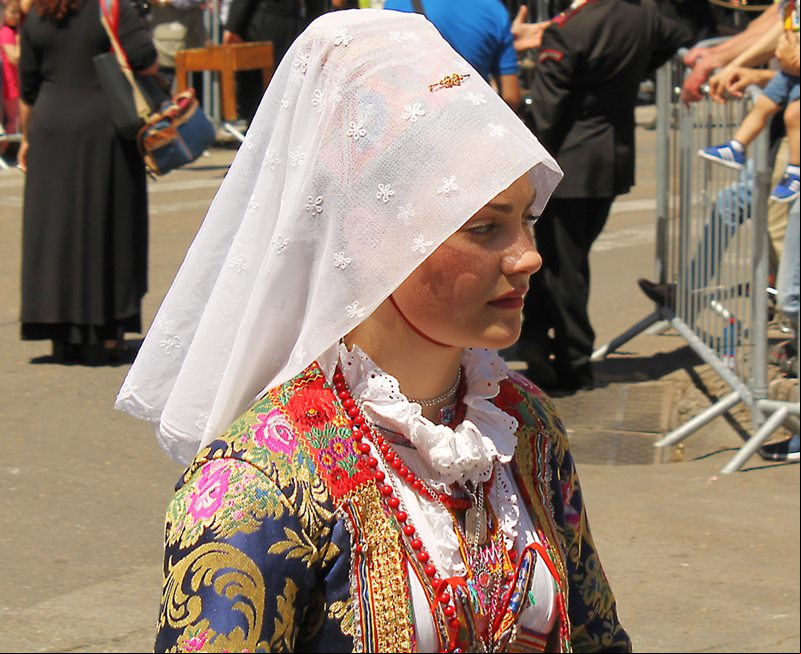 Mulher em um vestido tradicional de Ollolai. A Regi