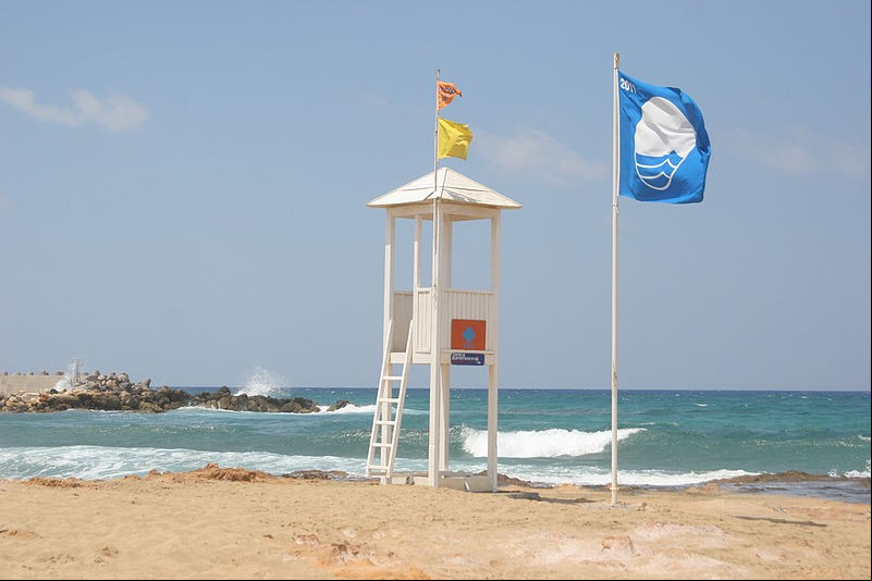  Bandeira azul em uma praia da cidade M
