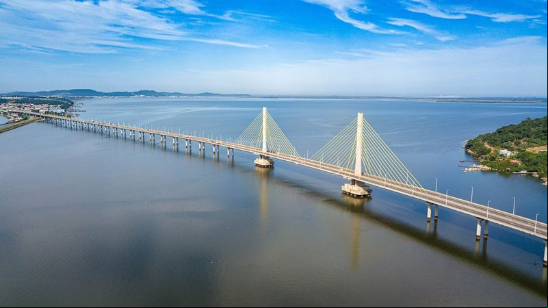 Ponte Anita Garibaldi - ponte suspensa em formato estaiado no município de Laguna, estado de Santa Catarina.